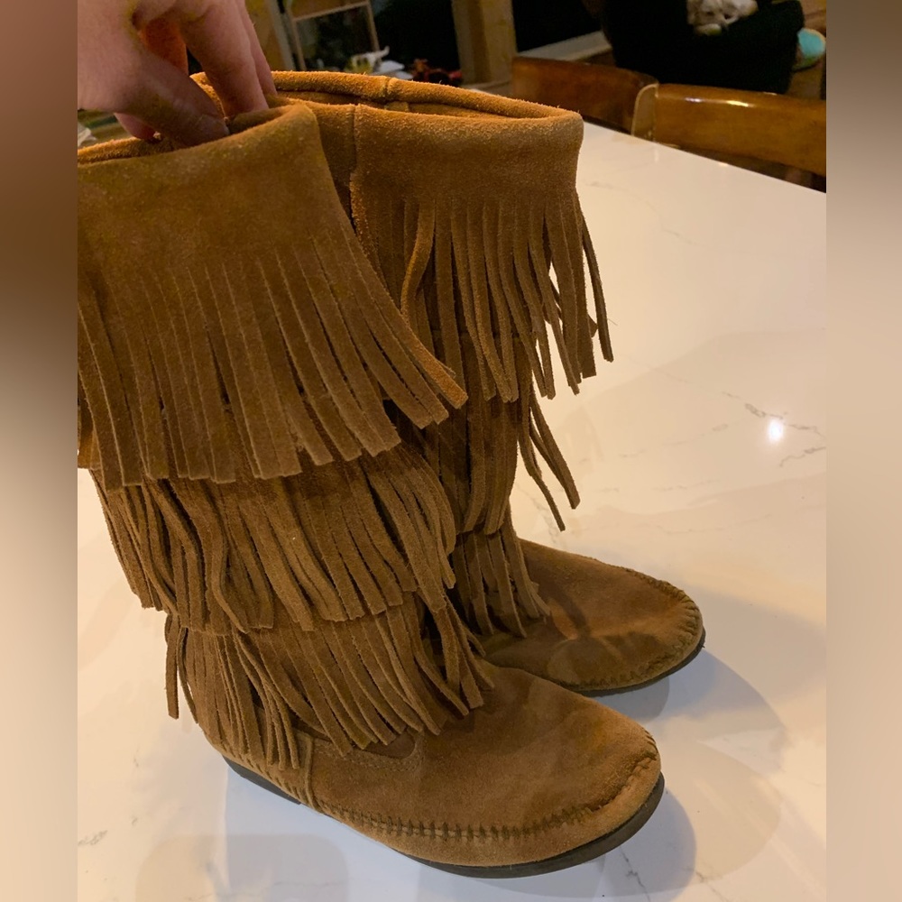 Minnetonka Size 6 Brown Fringe Boots / Moccasins